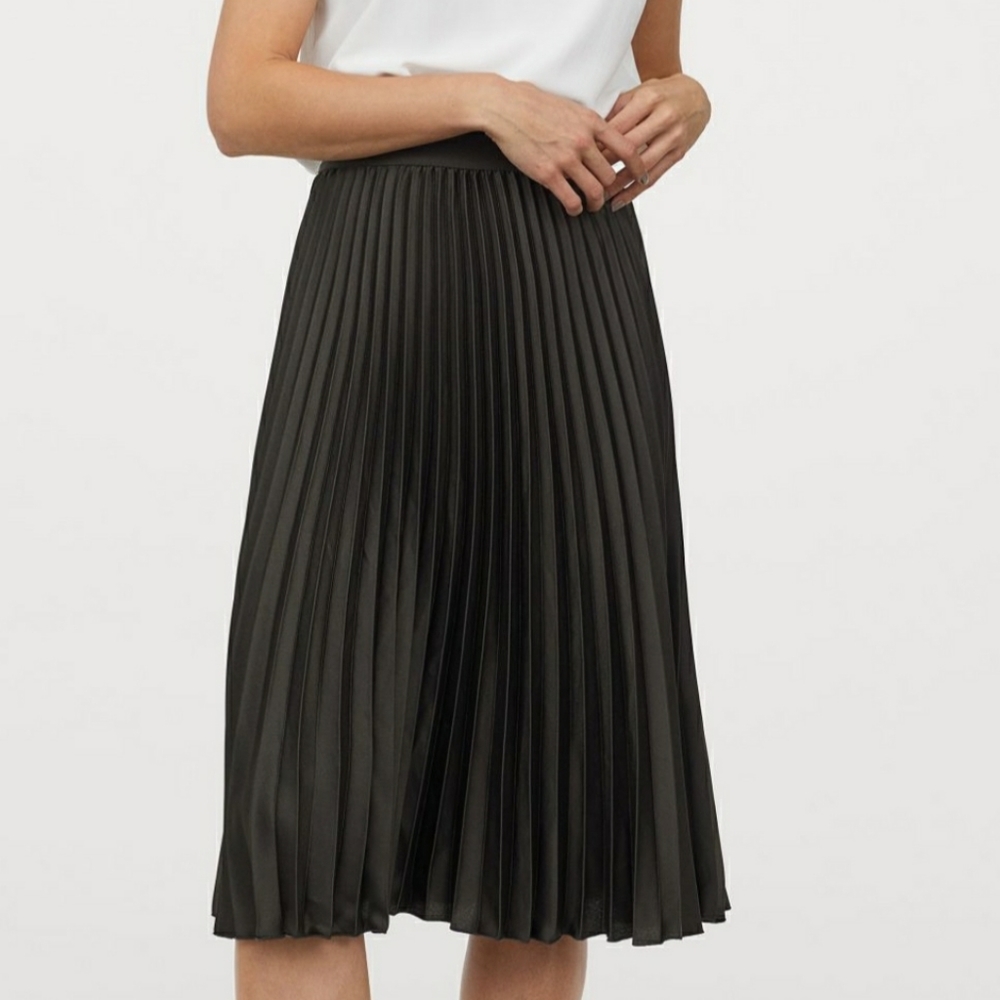 🎀H&M🎀 Green satin pleated skirt